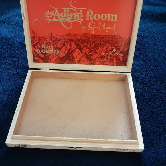 Aging Room Rare Collection lightly lacquered wood cigar box. - Picture 2 of 2